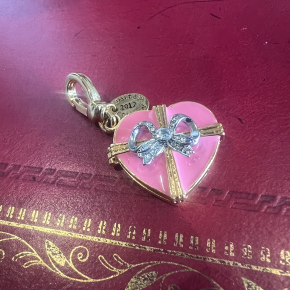 Juicy Couture Charm 2017 Limited Edition Valentines Candy Box - Picture 6 of 11